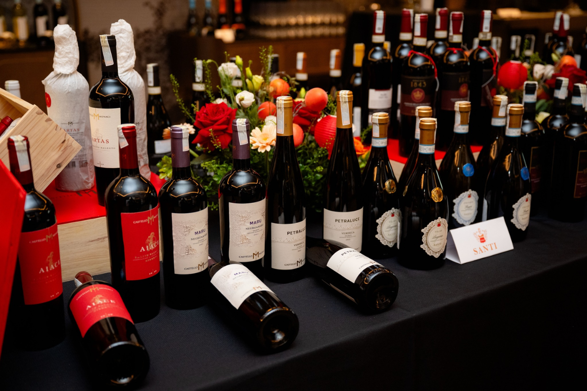 rượu vang Hồ Chí Minh hoàn toàn phù hợp làm quà biếu nếu được chọn đúng hoàn cảnh và đúng phân khúc